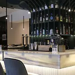 Exclusive Quietness In The Heart Of Madrid With Public Parking, Breakfast, 2 Bathrooms