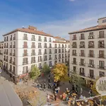 Sutil Elegancia Para 3, En Plaza De Chueca