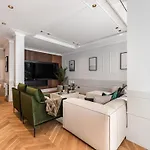 Royal Crest Apartments Deluxe