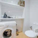 Pequeno Rincon Para 3, En Plaza De Chueca