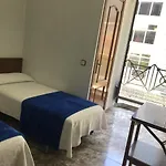 Hostal Paris Rooms