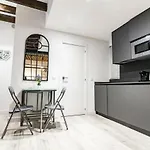 Cozy And Modern Apartment For 4 In Madrid