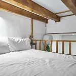 Barco Rooms