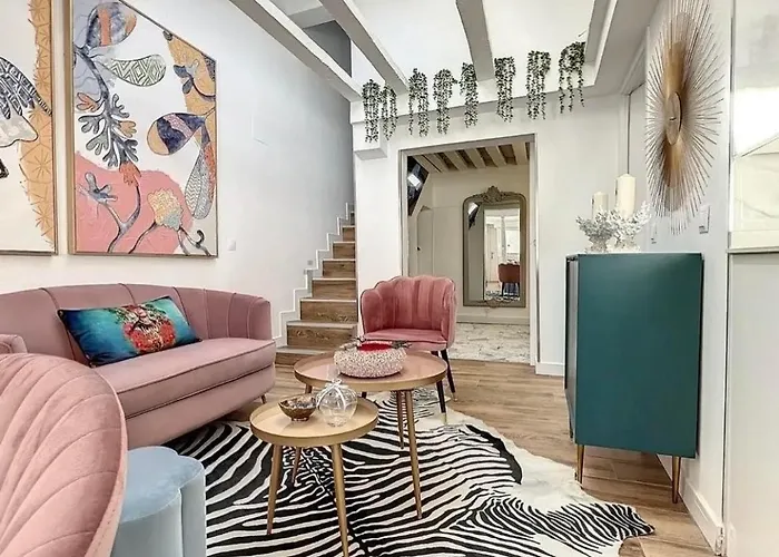 Chic Penthouse With Urban Charm & Rooftop