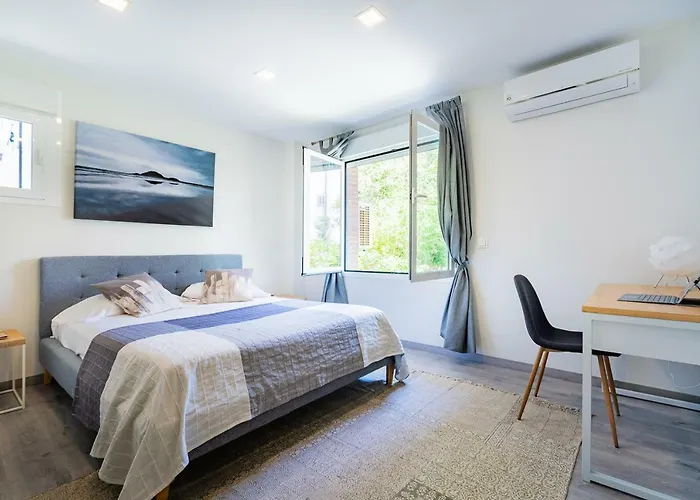 Exclusive Quietness In The Heart Of Madrid With Public Parking, Breakfast, 2 Bathrooms