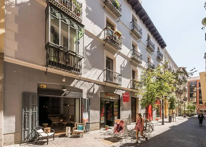 Explore Madrid From A Warm Apartment With Patio At A Newly Refurbished Manorial Building