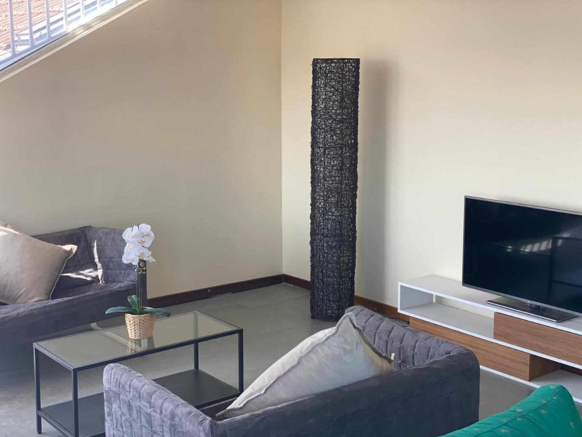 Residencia 12 Octubre Bed & Breakfast *