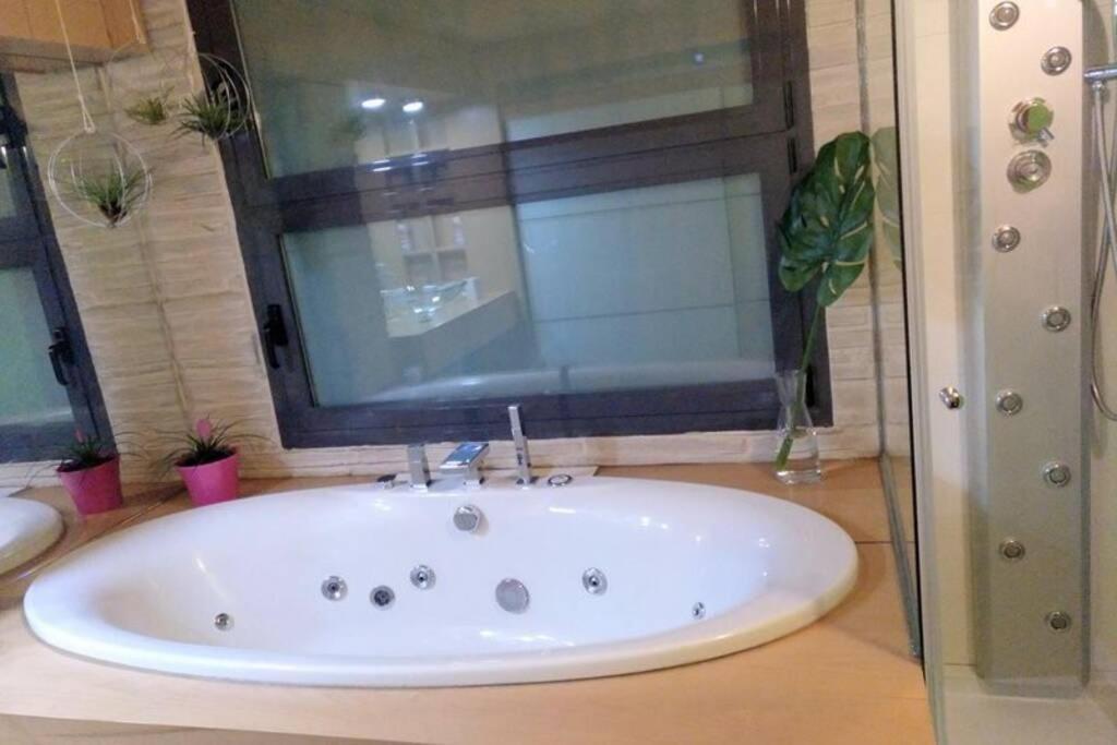 Cozy Designer Apart / Acogedor Apartamento De Diseno ● Wifi - Jacuzzi - A/c Steamsauna Appartamento