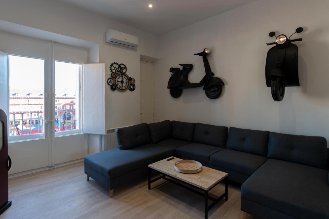 Plaza Mayor Groups By Monaro***** * Madrid