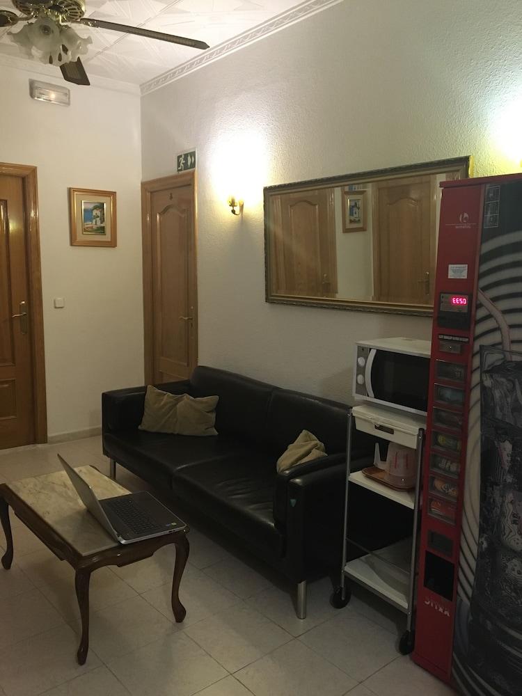 Hostal Lido Hotel *