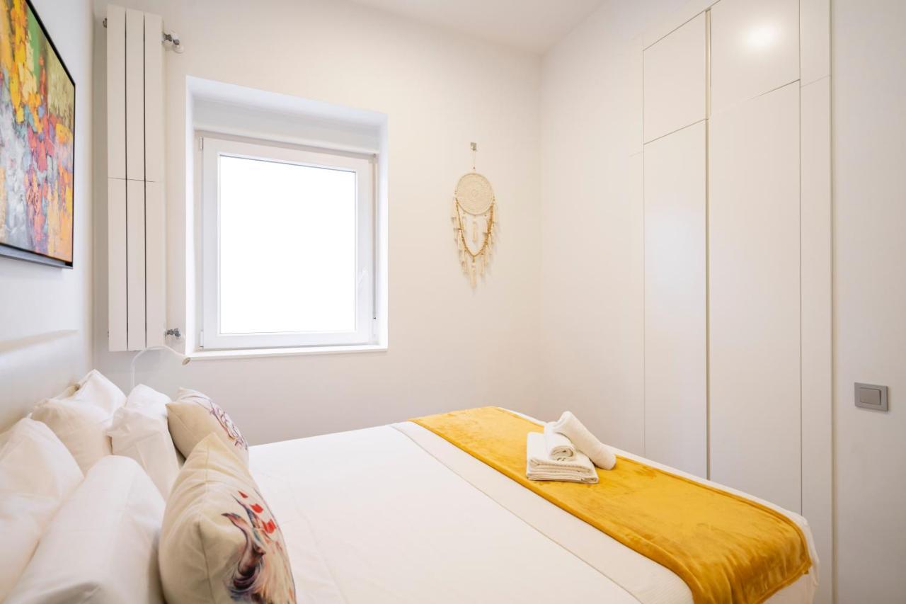 For Temporal In The Center Of Esl5 Apartment *