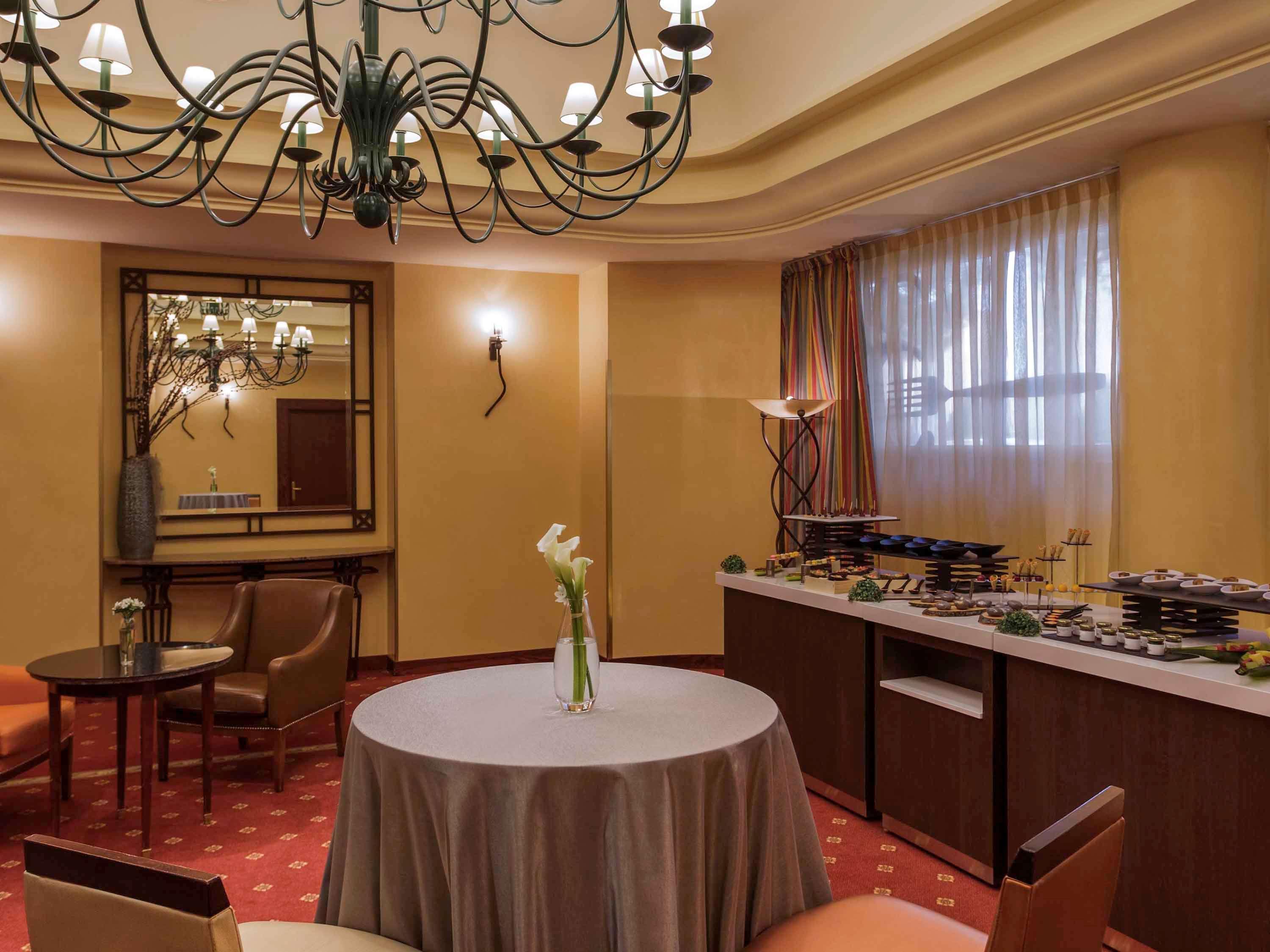 Pullman Airport & Feria 4*