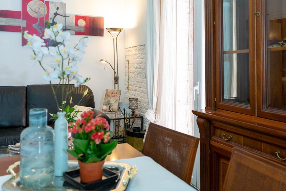 Modern And Neoclassical Flat *