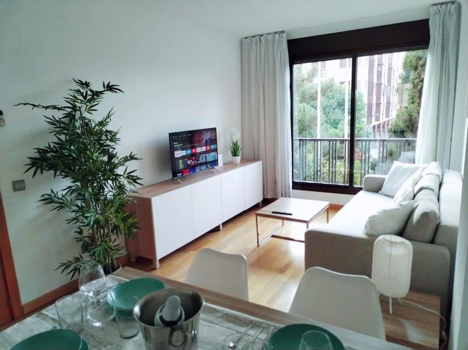 Amplio, Luminoso Y Confortable. Apartamento *