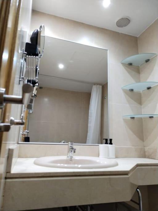 Apartamento Amplio, Luminoso Y Confortable. Madrid