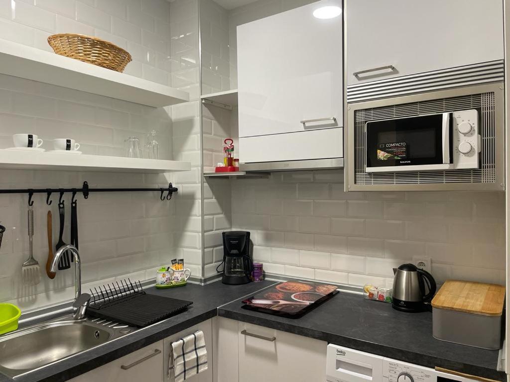 Acogedor Apartamento, Completamente Amoblado Con Aire Acondicionado * Madrid