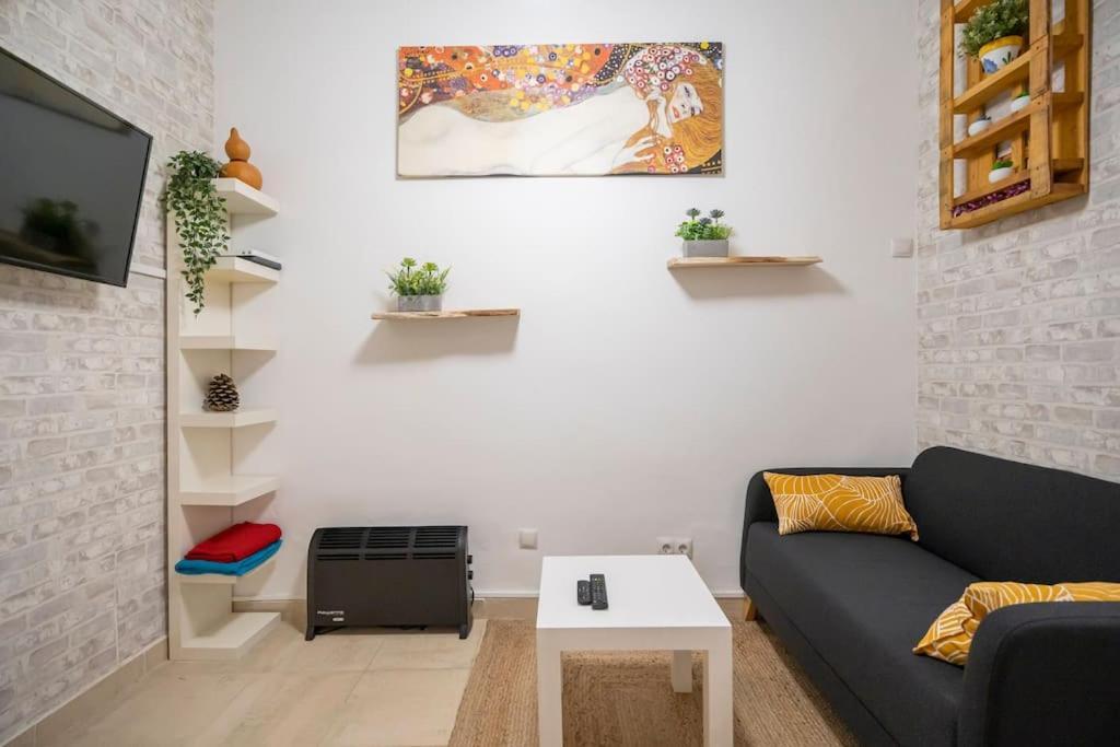 Near Embajadores And Atocha Apartamento *