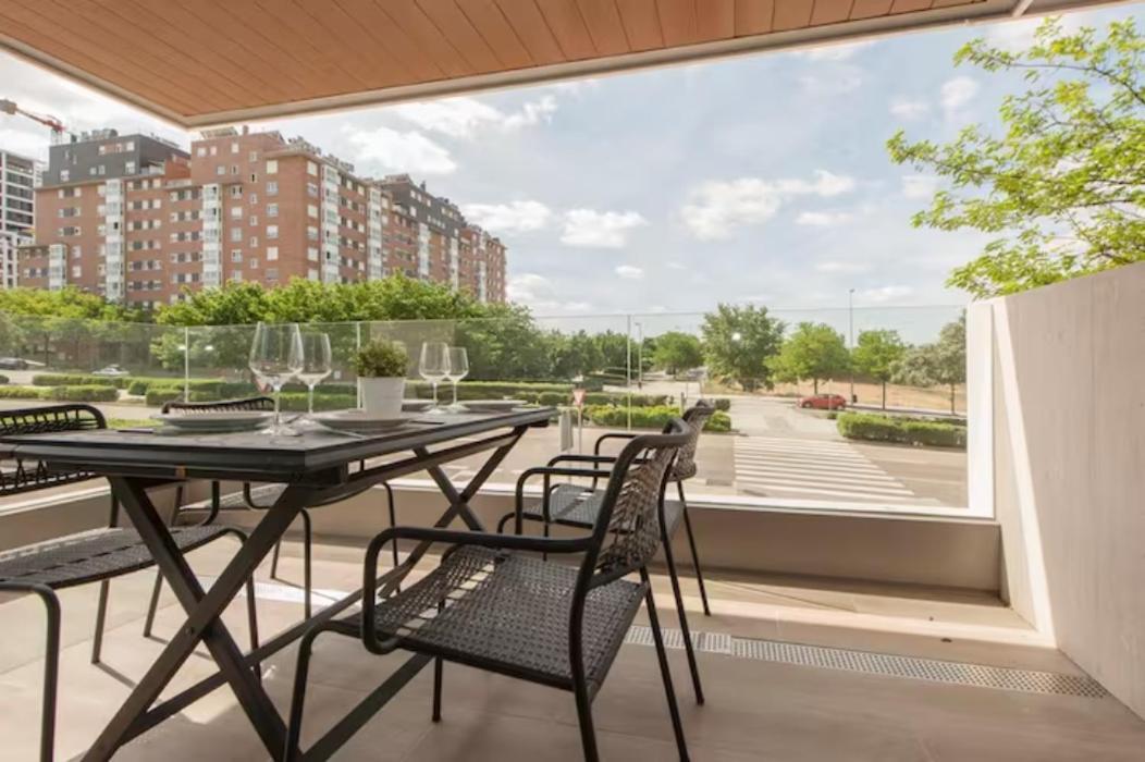 Moderno Y Lujoso Apartamento En Urbanizacion Privada Con Terraza De Diseno En Valdebebas / Ciudad Deportiva Real / Feria De Appartement *