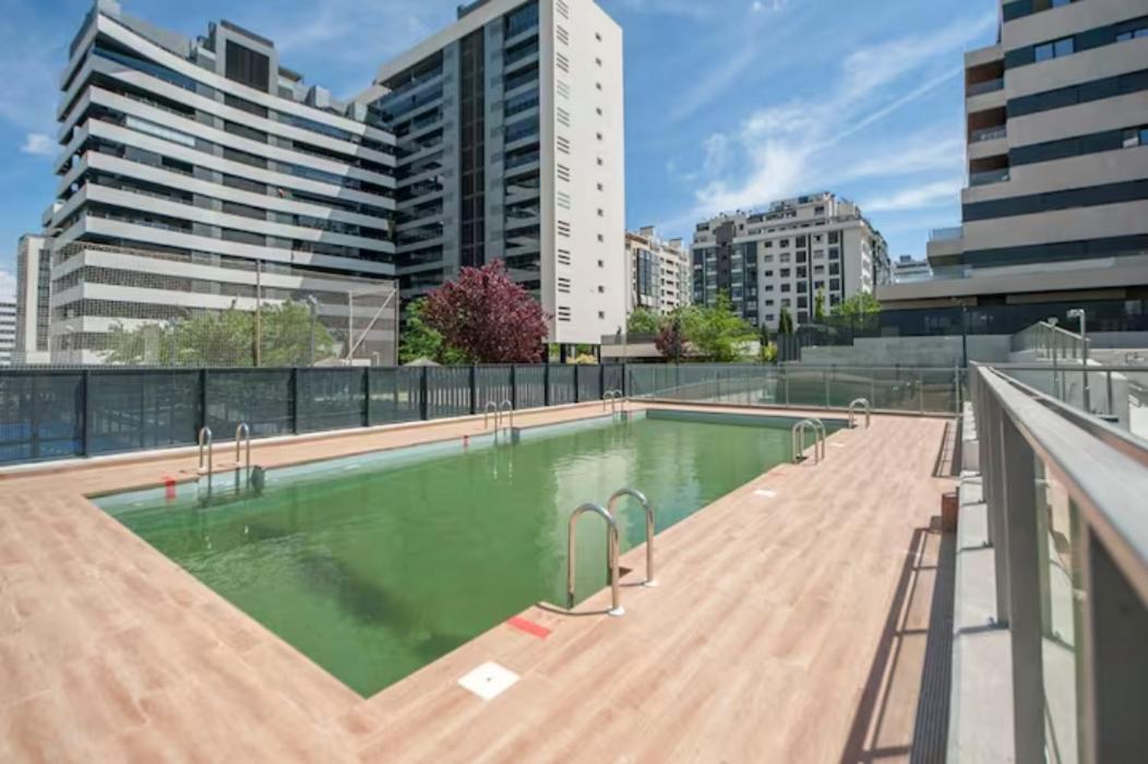 Moderno Y Lujoso Apartamento En Urbanizacion Privada Con Terraza De Diseno En Valdebebas / Ciudad Deportiva Real / Feria De Appartement Madrid