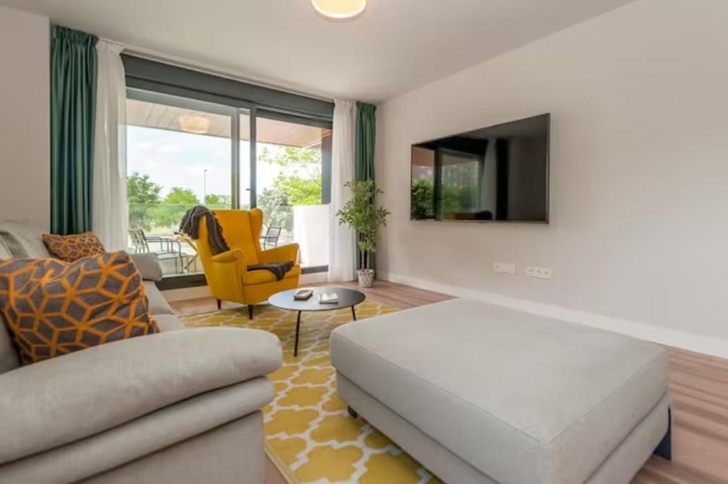 Appartement Moderno Y Lujoso Apartamento En Urbanizacion Privada Con Terraza De Diseno En Valdebebas / Ciudad Deportiva Real / Feria De *