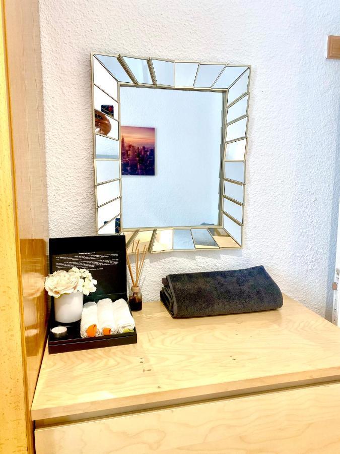 Homestay Close To Retiro Park Only For Girl Madrid