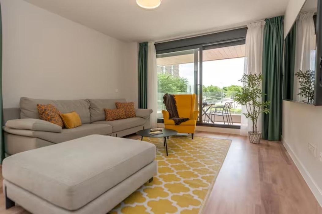 Moderno Y Lujoso Apartamento En Urbanizacion Privada Con Terraza De Diseno En Valdebebas / Ciudad Deportiva Real / Feria De Appartement *