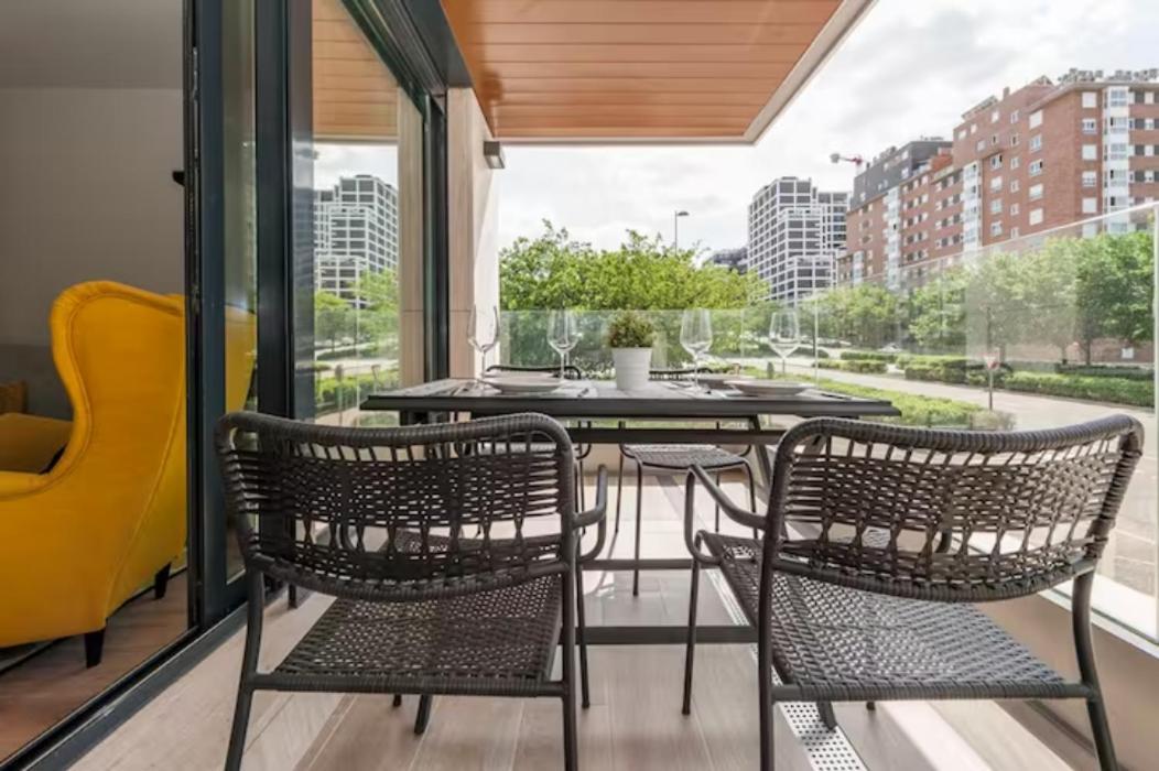 Moderno Y Lujoso Apartamento En Urbanizacion Privada Con Terraza De Diseno En Valdebebas / Ciudad Deportiva Real / Feria De