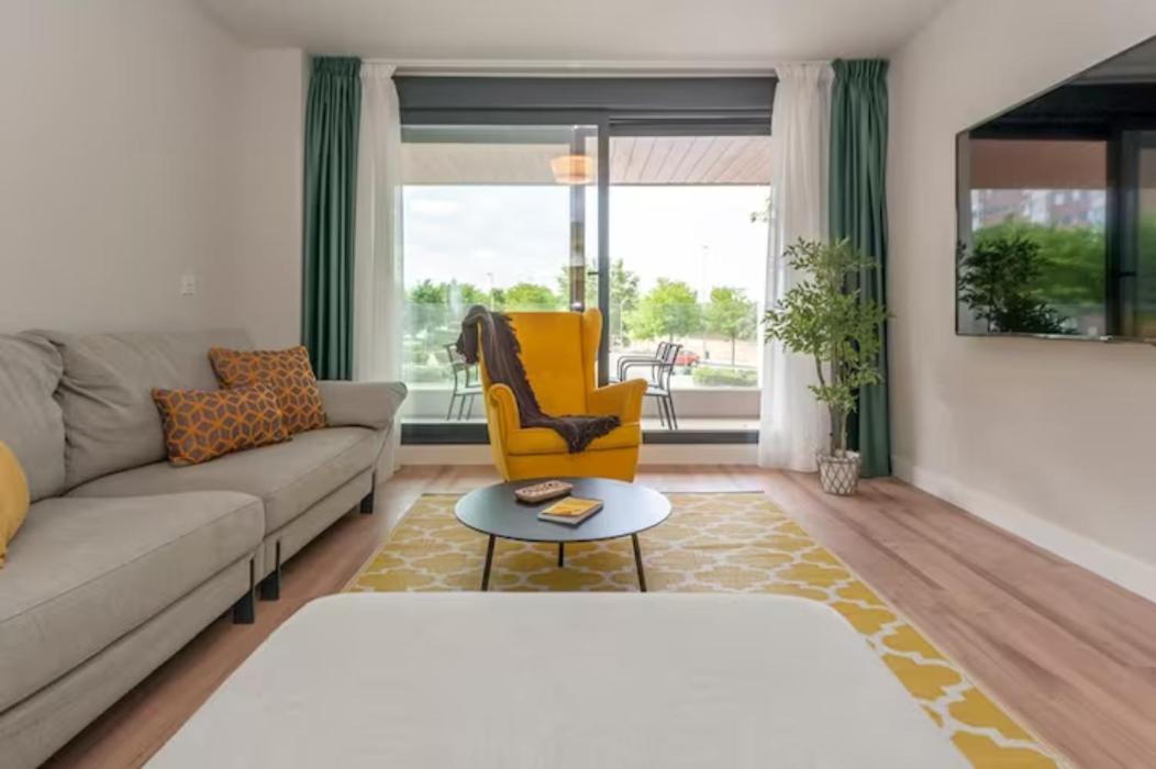 Appartement Moderno Y Lujoso Apartamento En Urbanizacion Privada Con Terraza De Diseno En Valdebebas / Ciudad Deportiva Real / Feria De Madrid