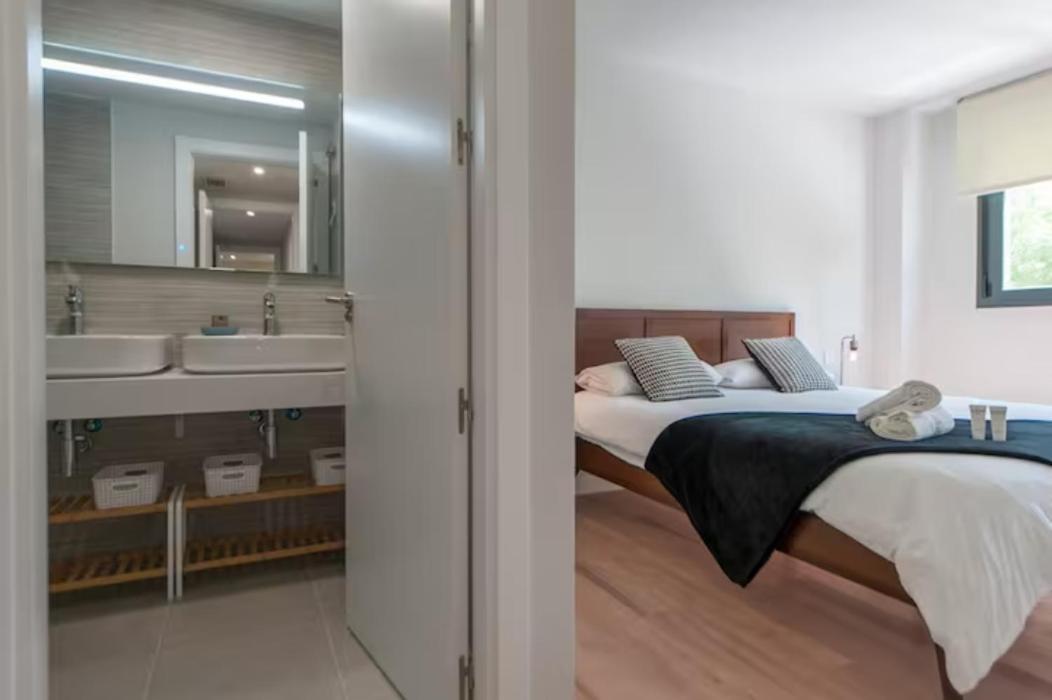 Moderno Y Lujoso Apartamento En Urbanizacion Privada Con Terraza De Diseno En Valdebebas / Ciudad Deportiva Real / Feria De Appartement