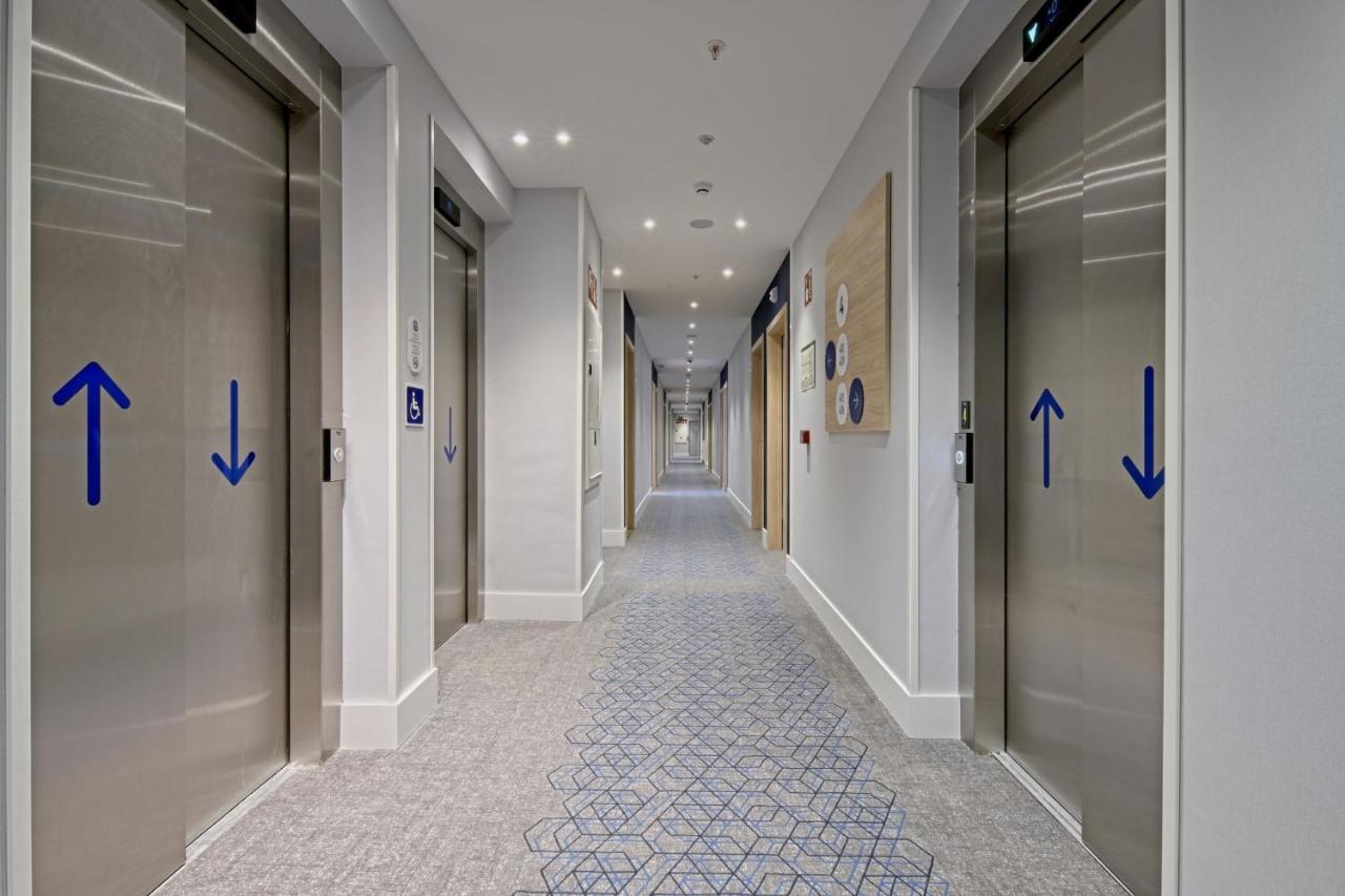Express - - Airport By Ihg Madri