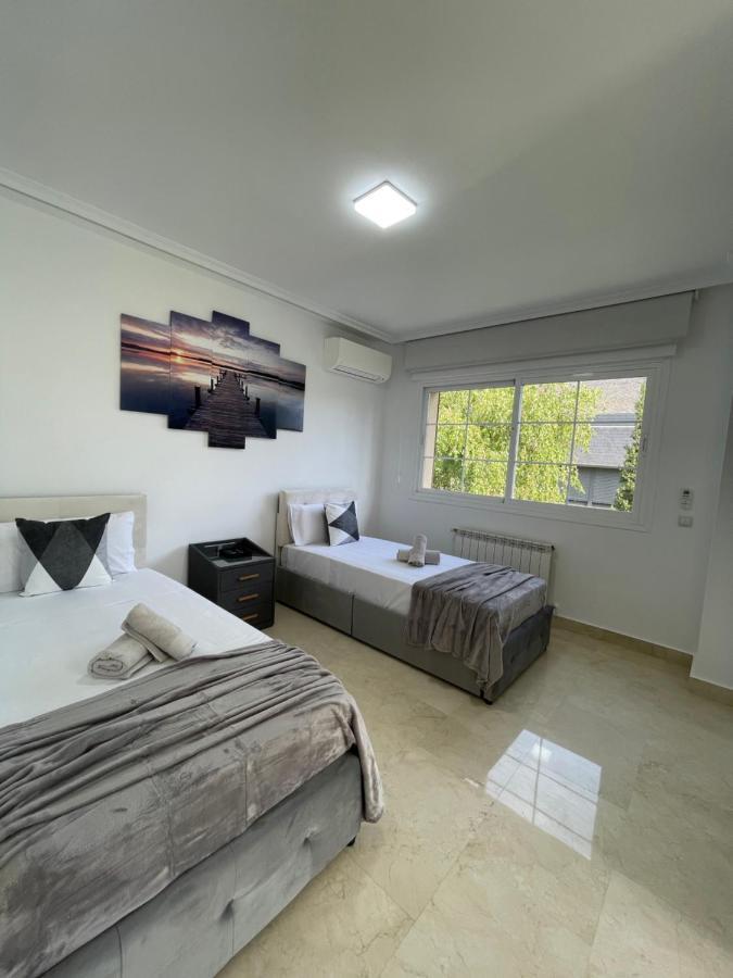 Moderna Casa De Lujo Con Jacuzzi En El Jardin Hébergement de vacances Madrid