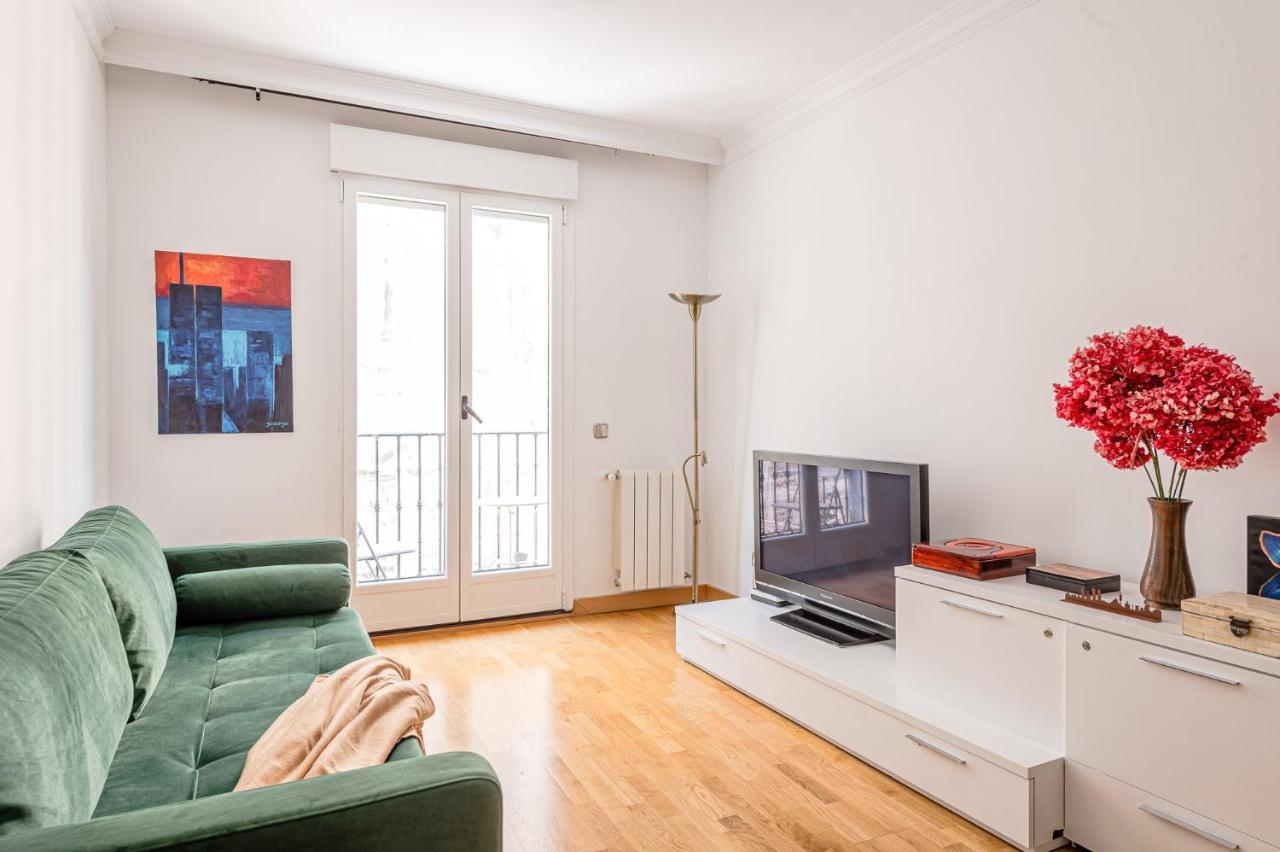 Spacious And Great With Swimming Pool In The Center Of By Sharingco.