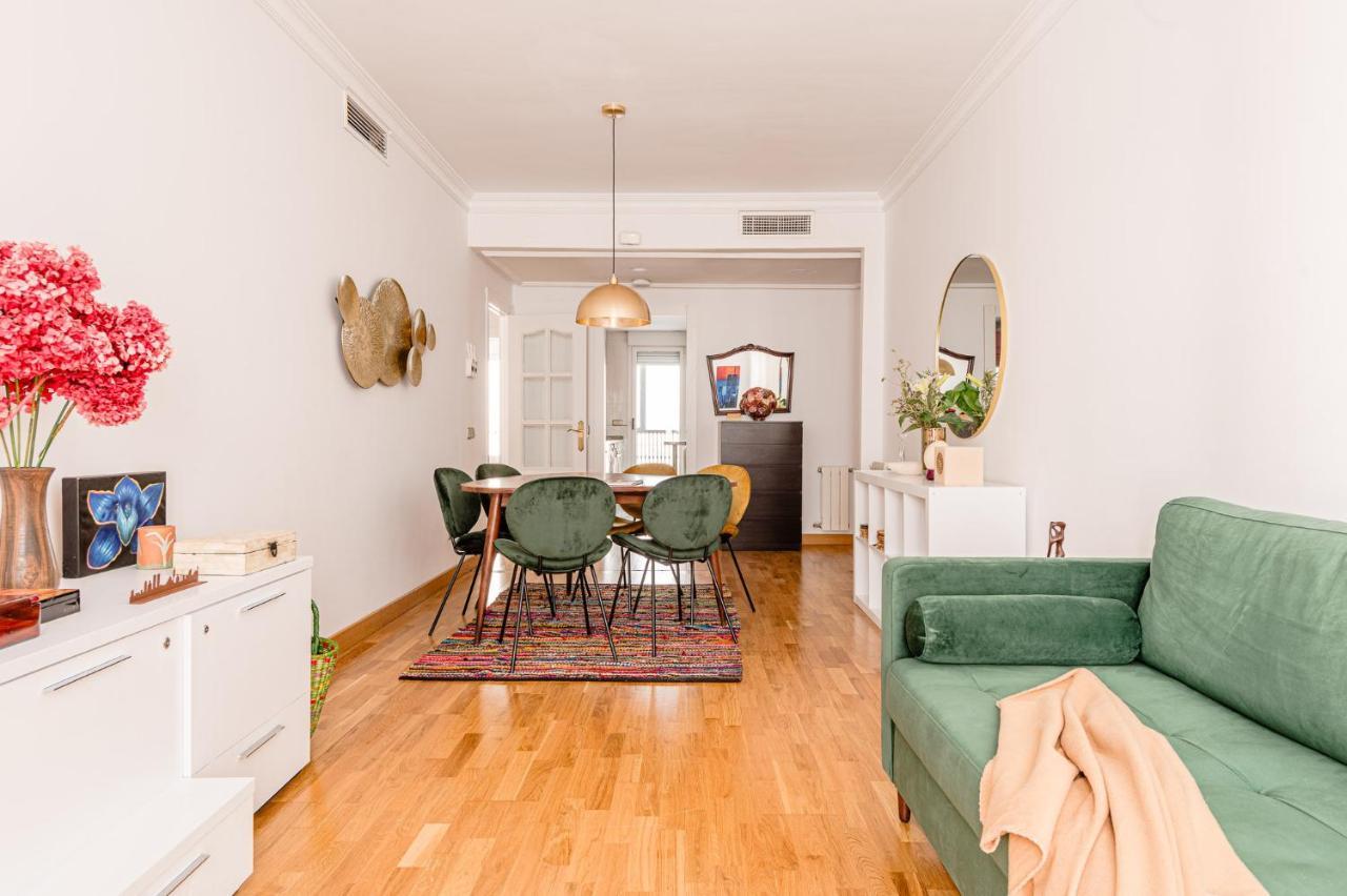 Spacious And Great With Swimming Pool In The Center Of By Sharingco.