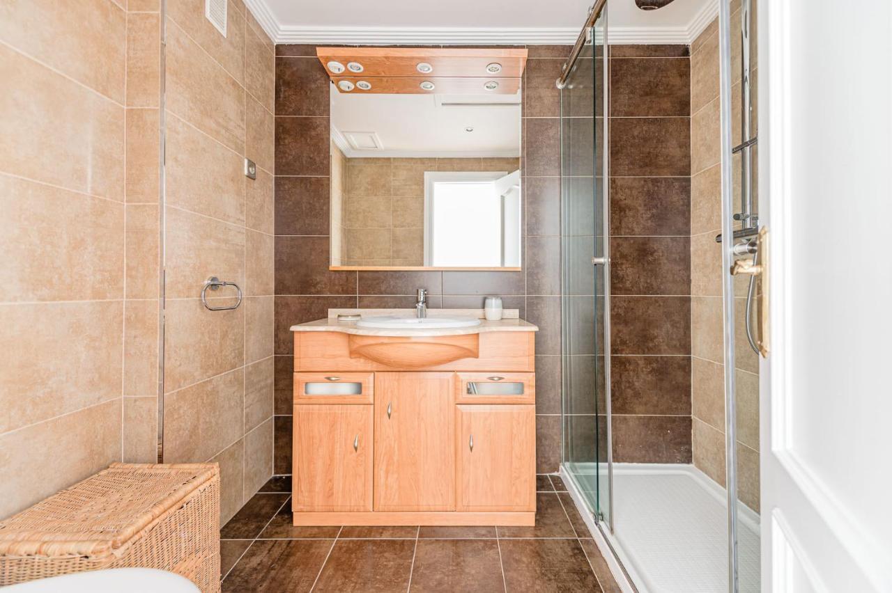 Spacious And Great With Swimming Pool In The Center Of By Sharingco. Apartamento