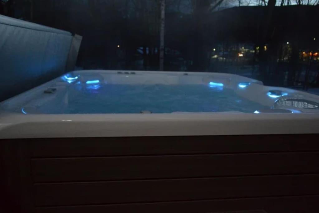 Acogedora Casa En Con Piscina Privada, Jacuzzy Y Garaje Pousada