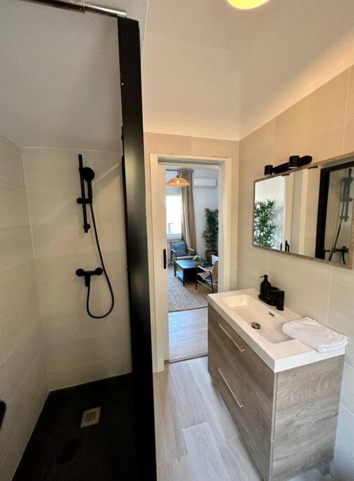 Nuevo Apt De Diseno 7pax En Centro/la Latina Appartement *