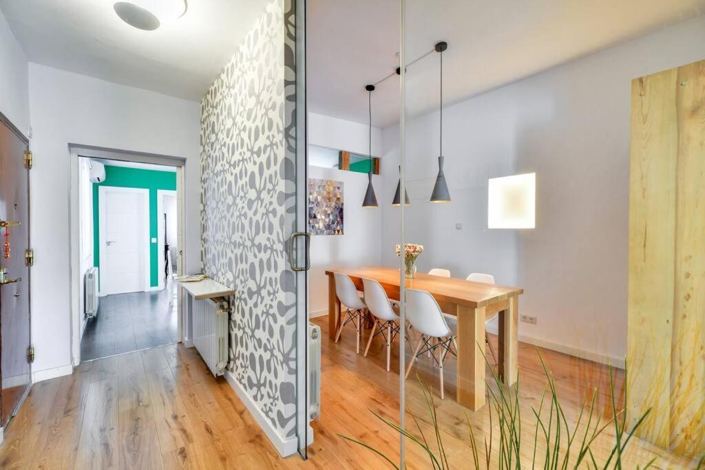 Big Stylish And Modern In Centre Apartment