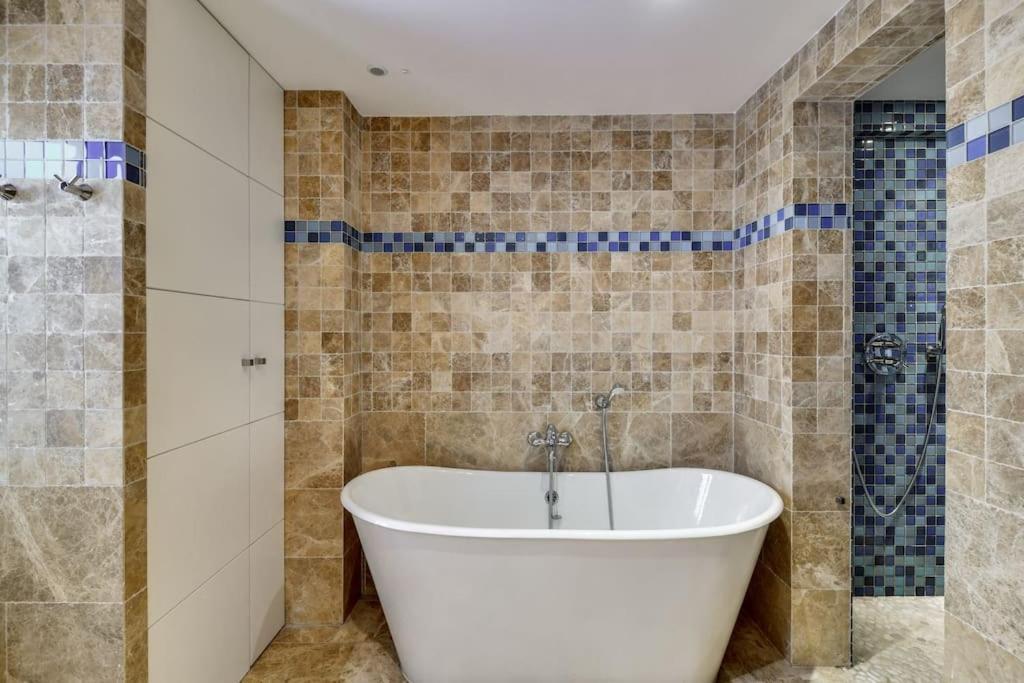 Big Stylish And Modern In Centre Madrid