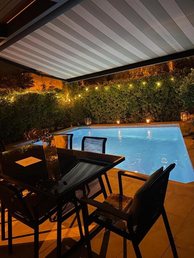Homestay Space In The With Poll Near Golf In *