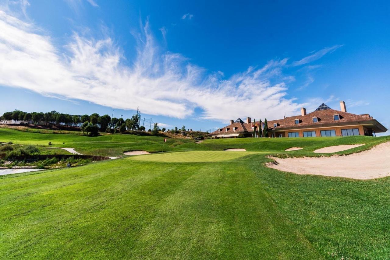 Homestay Space In The With Poll Near Golf In
