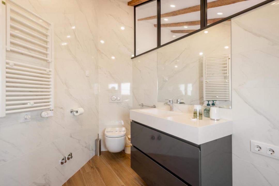 Apartment Bright Duplex- 1bd 1,5 Bth - Sol