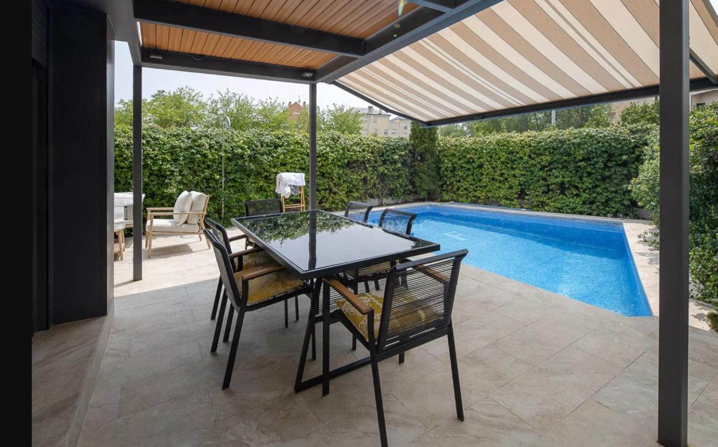 Homestay Space In The With Poll Near Golf In Madrid