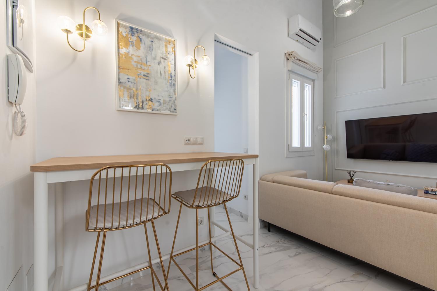 Deluxe. 2br 1bt. Elevator. Apartamento *