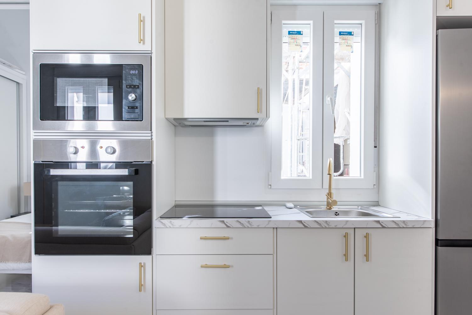 Deluxe. 2br 1bt. Elevator. Madri