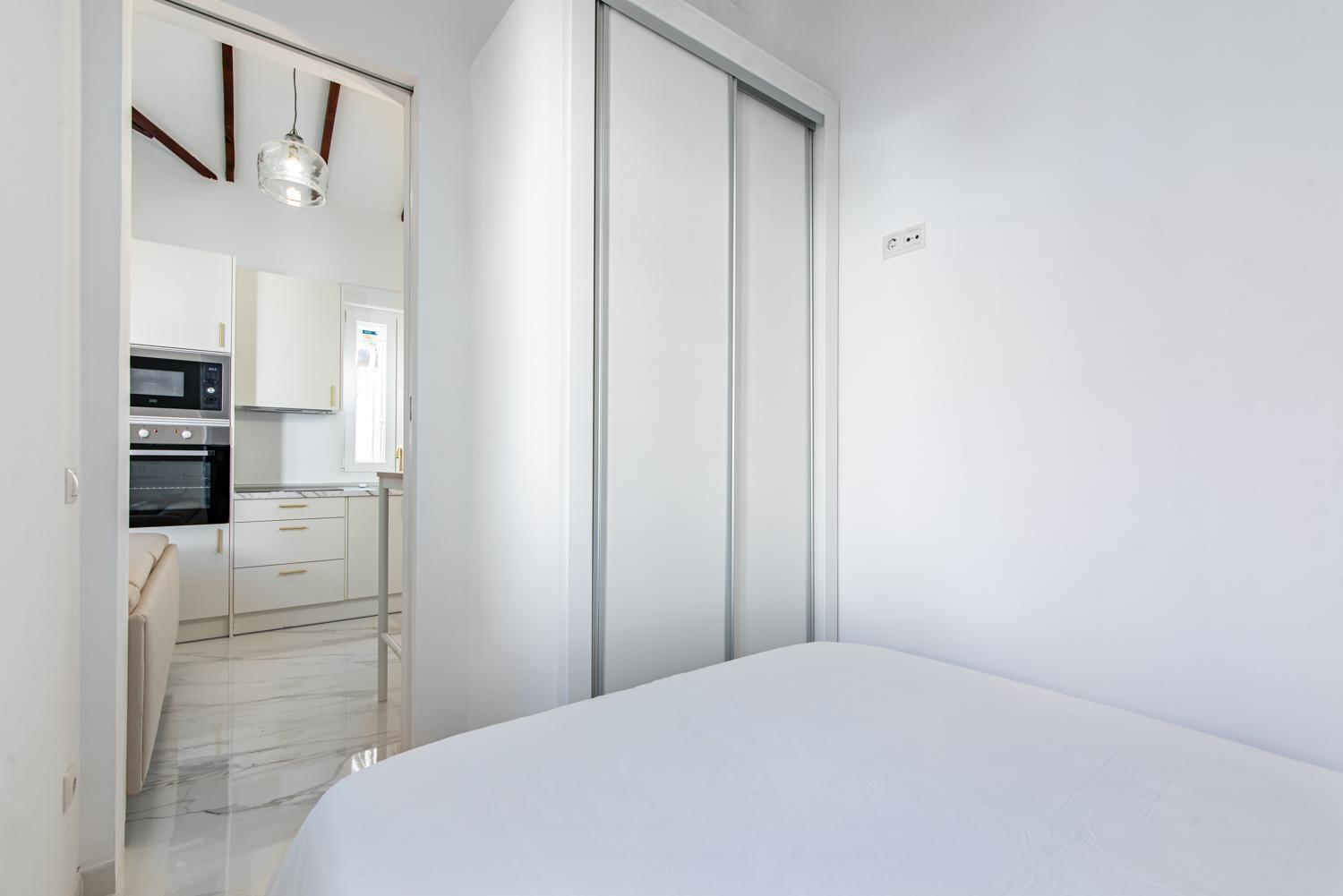 Deluxe. 2br 1bt. Elevator.