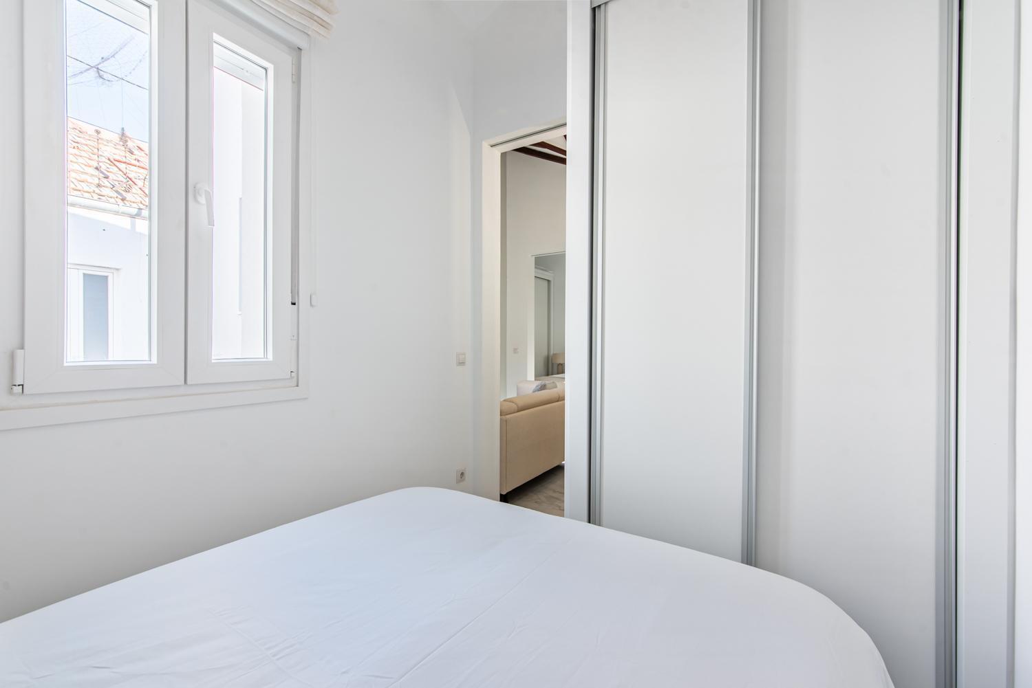 Deluxe. 2br 1bt. Elevator. Madri