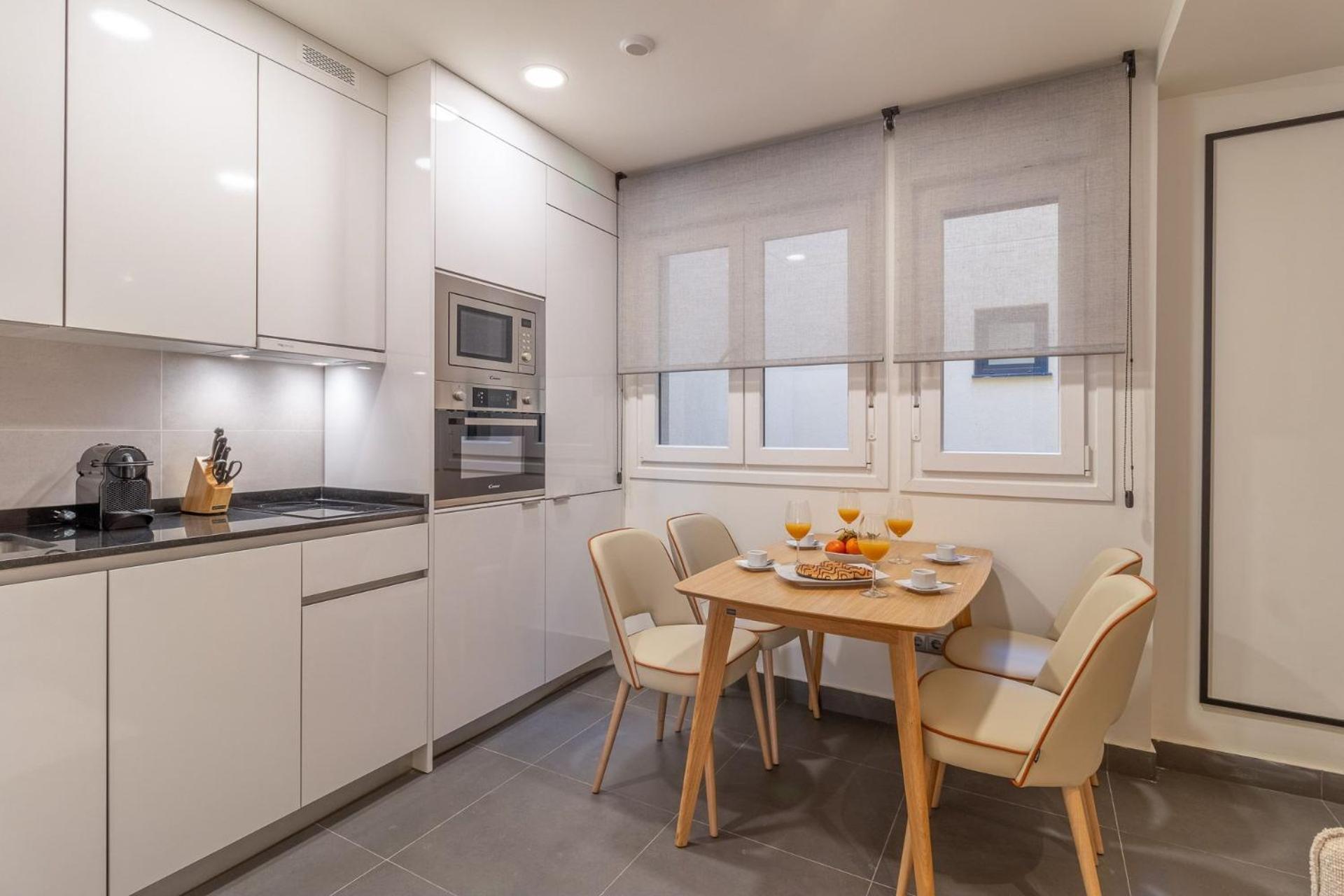 Authentic La Latina Getaway Just Steps From Iconic Rastro Latina Toledo X Apartamento *