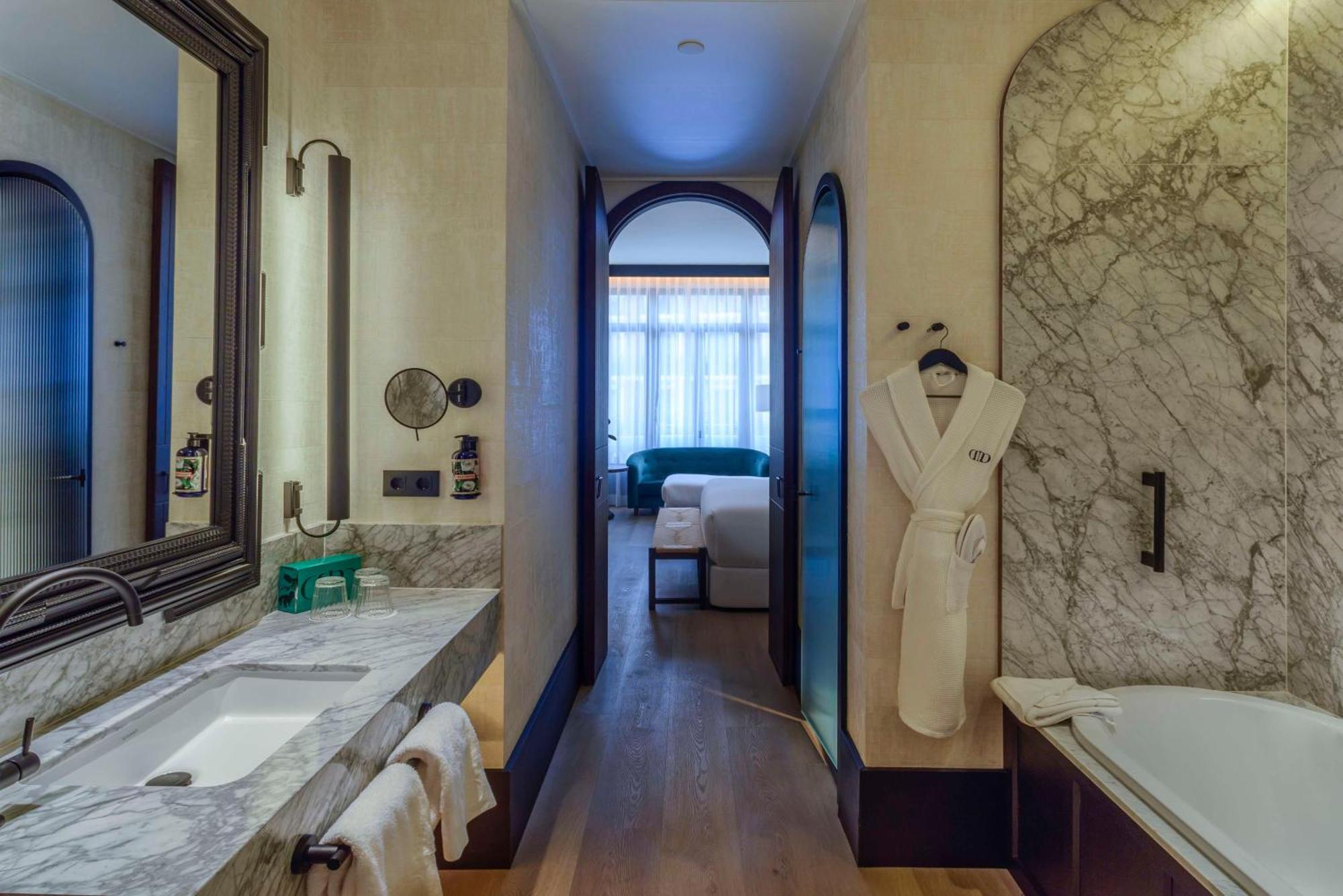 Montera Madrid, Curio Collection By Hilton Hotel Madrid