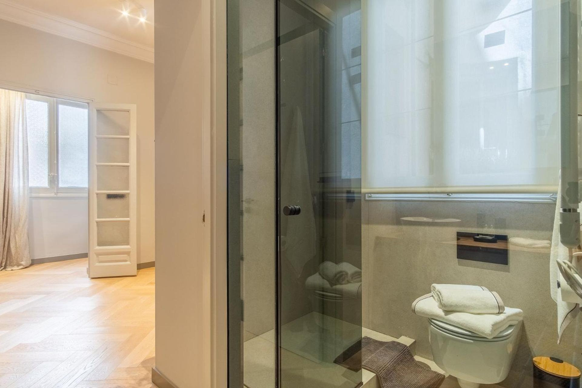 Spacious 3-bedroom Luxury In The Heart Of Barrio Salamanca Perfect For 6,velazquez I Madri