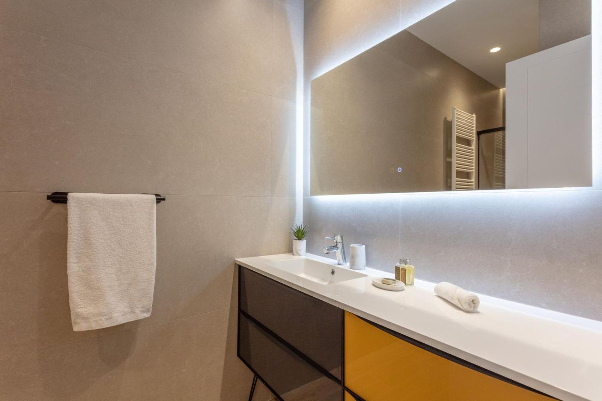 Apartment Spacious 2-bedroom In Steps Away From Plaza Espana Conde Duque I